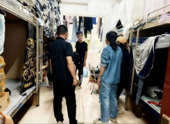 学院学工队伍国庆前深入寝室开展安全检查